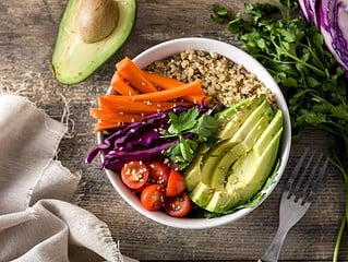 Vegane Buddha Bowl mit rohem Gemuese und Quinoa