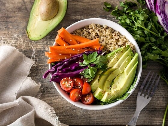 Vegane Buddha Bowl mit rohem Gemuese und Quinoa