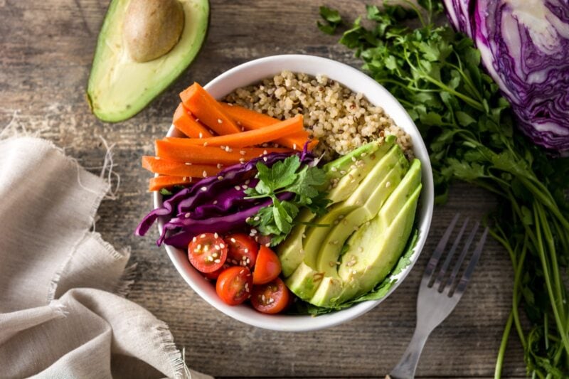Vegane Buddha Bowl mit rohem Gemuese und Quinoa