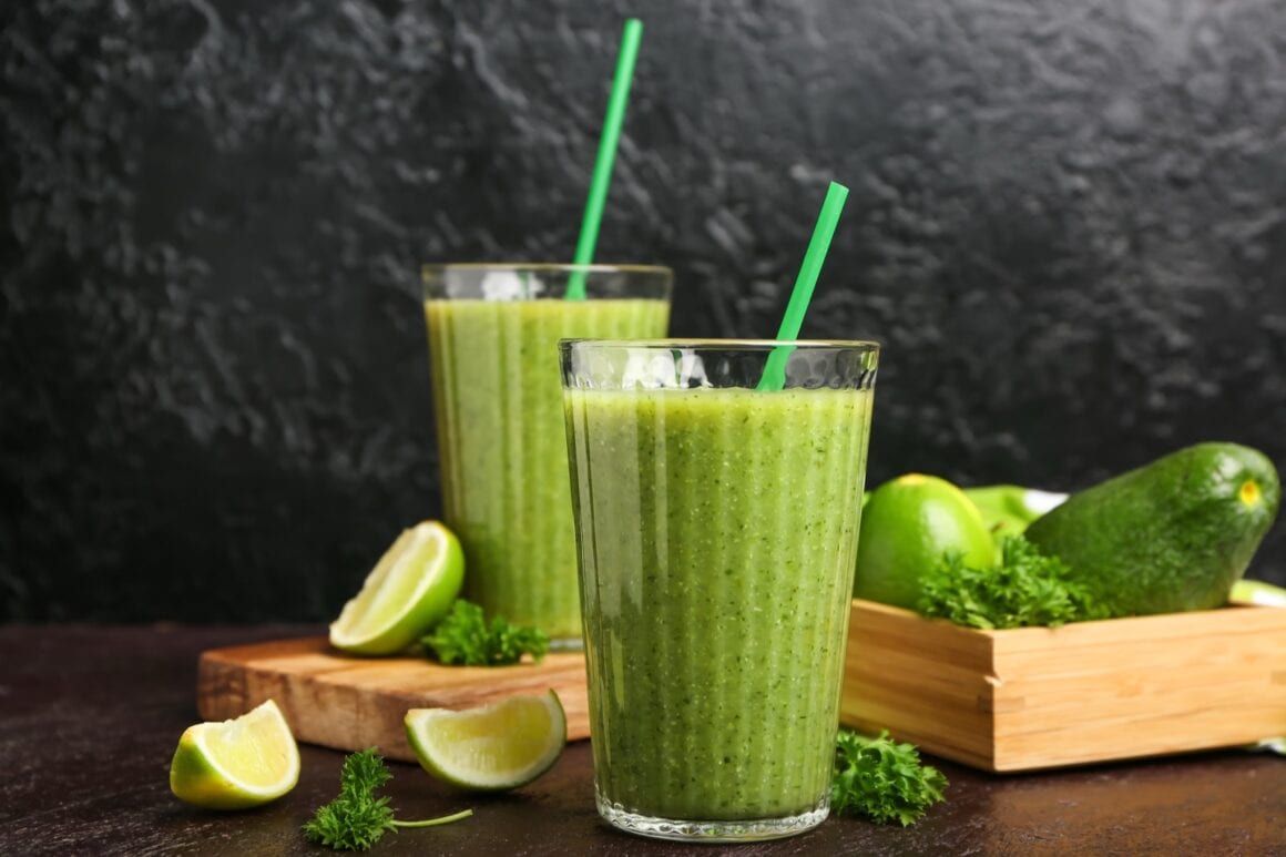 Gruene vegane Smoothies mit Obst und Gemuese in Glaesern