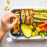 Vegane Snacks für Unterwegs: 20 schnelle Ideen für Büro, Schule, Reise Gesunde Snackbox mit Obst und Avocado