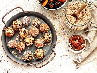Vegane Energiekugeln aus Trockenfruechten und Nuessen