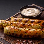Vegane Fleischerei kommt nach Leipzig: Das steckt dahinter Vegane Wurst aus pflanzlichem Protein auf einem Teller