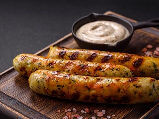 Vegane Wurst aus pflanzlichem Protein auf einem Teller