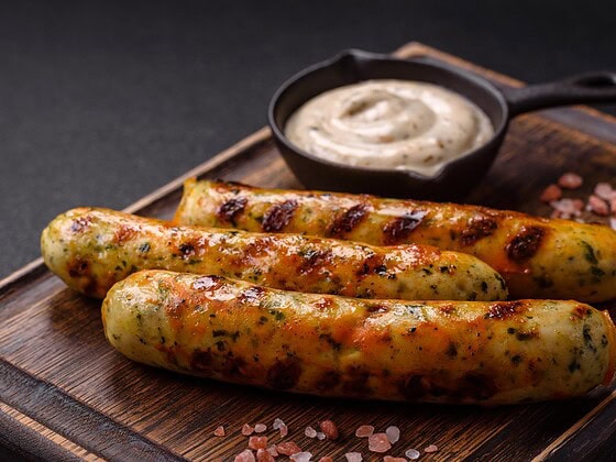 Vegane Wurst aus pflanzlichem Protein auf einem Teller