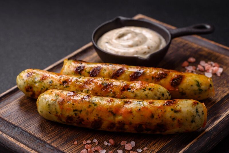 Vegane Wurst aus pflanzlichem Protein auf einem Teller