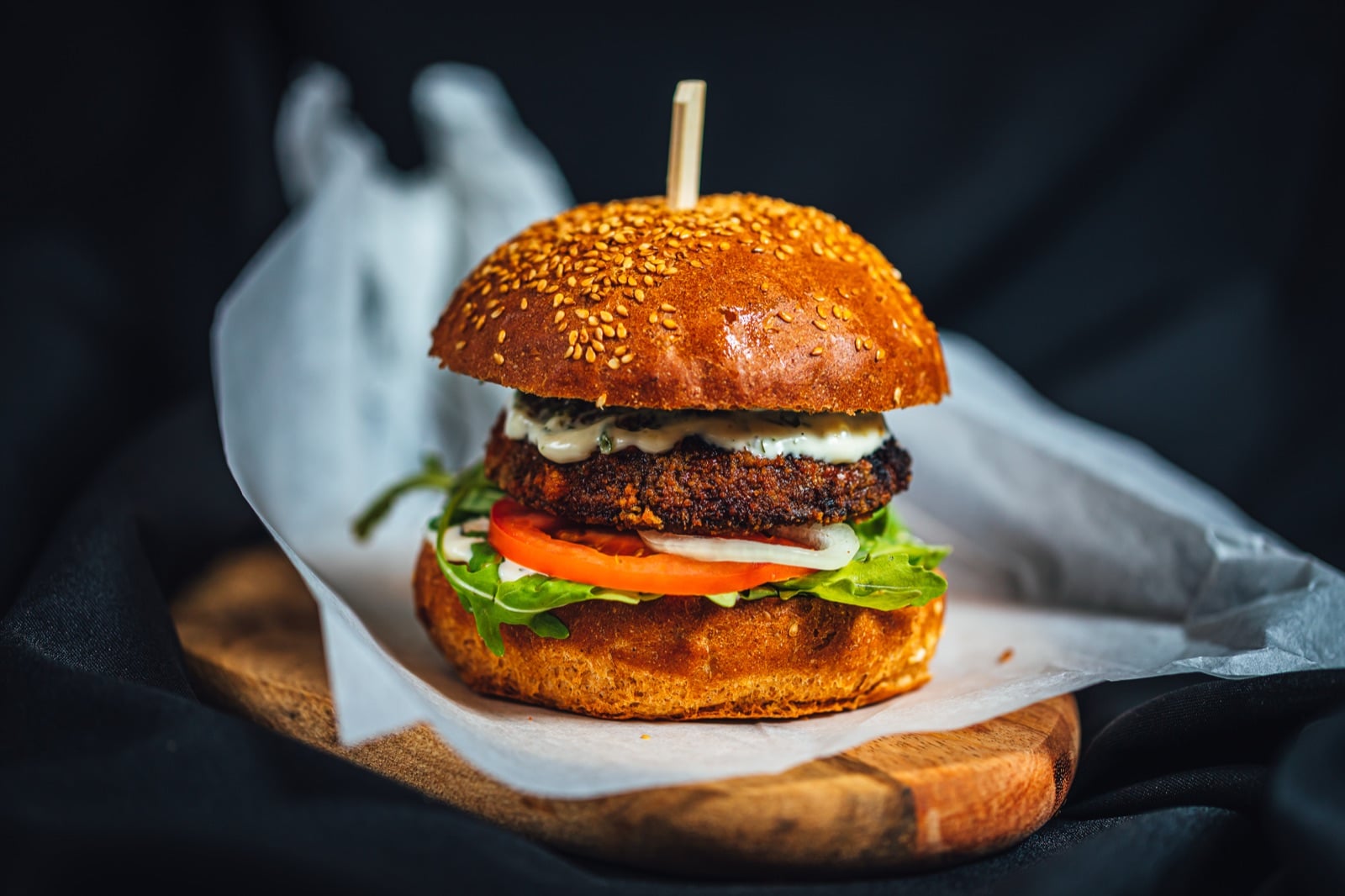 Veganer Burger mit Portobello, Rucola und Zwiebeln