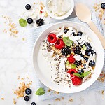Veganer Joghurt und Sahne 2026: Die ehrliche Marken-Übersicht (plus DIY-Rezepte) Pflanzlicher Joghurt mit frischen Beeren in einer Schale