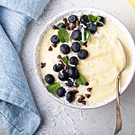Veganes Eis selber machen: 5 Methoden ohne Eismaschine, die wirklich funktionieren Nice-Cream aus Banane mit Blaubeeren