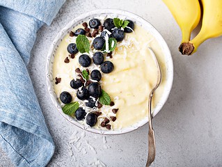 Nice-Cream aus Banane mit Blaubeeren