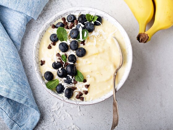Nice-Cream aus Banane mit Blaubeeren