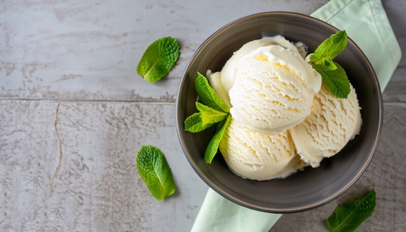 Selbst gemachtes veganes Eis in einer Schale