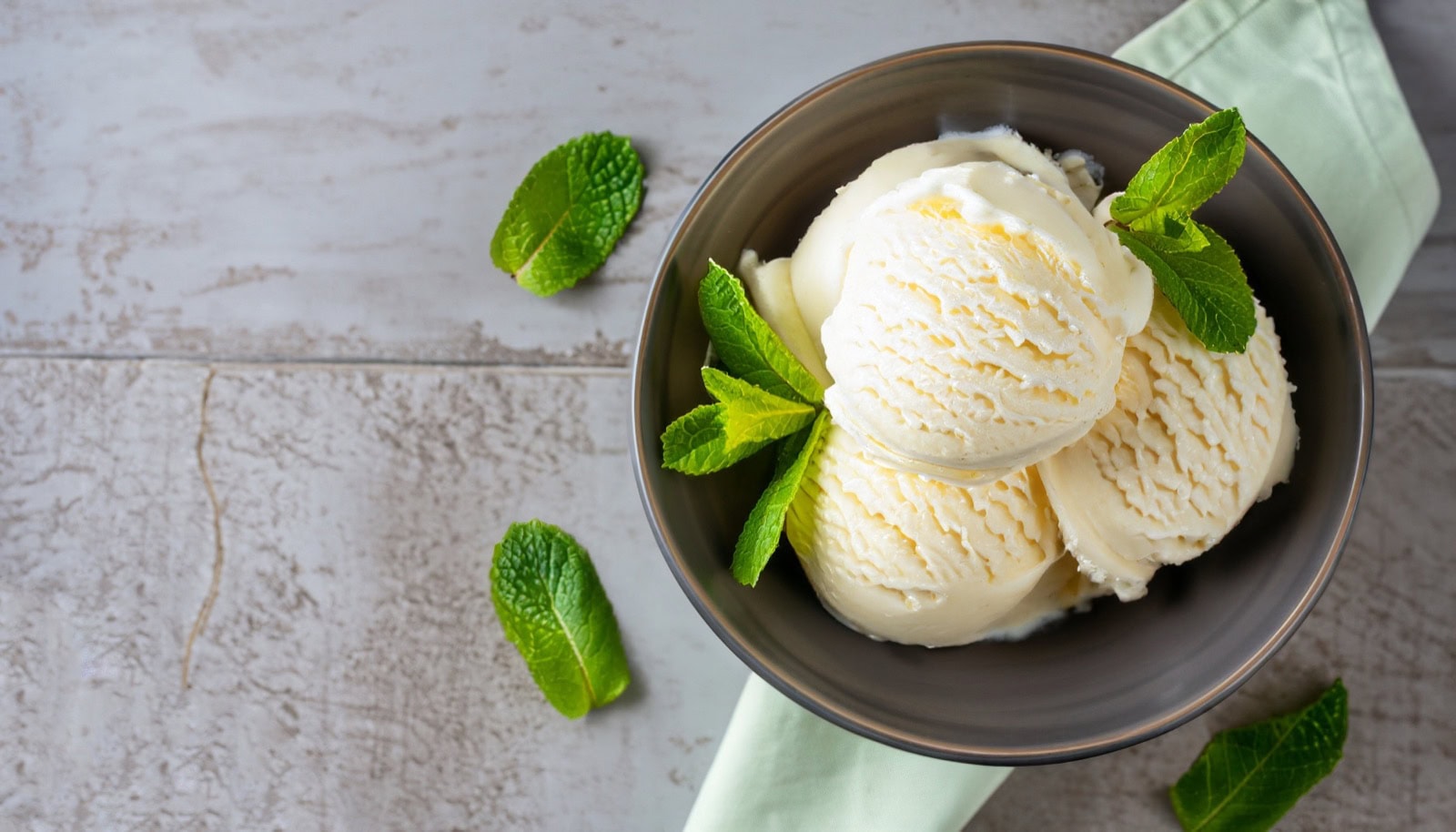Selbst gemachtes veganes Eis in einer Schale
