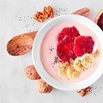 Vegane Frühstück Ideen: 25 Rezepte von süß bis herzhaft, schnell oder ausgiebig Veganes Fruehstueck: Smoothie-Bowl mit Obst und Nuessen