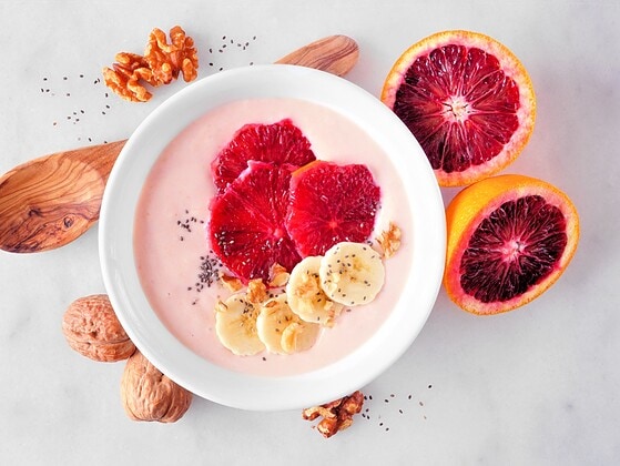 Veganes Fruehstueck: Smoothie-Bowl mit Obst und Nuessen