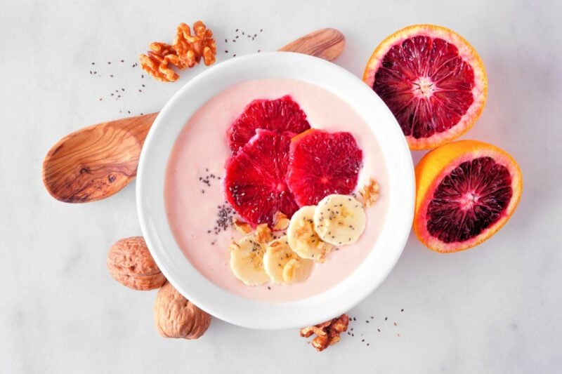 Veganes Fruehstueck: Smoothie-Bowl mit Obst und Nuessen