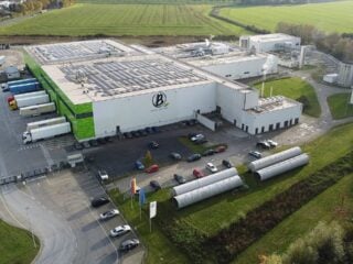 Luftaufnahme des Berief-Werks in Beckum mit Solardach und Lkw-Verladung