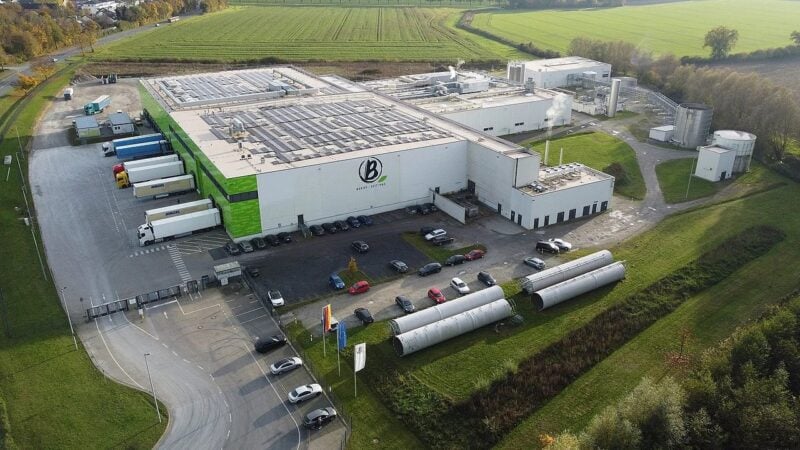 Luftaufnahme des Berief-Werks in Beckum mit Solardach und Lkw-Verladung