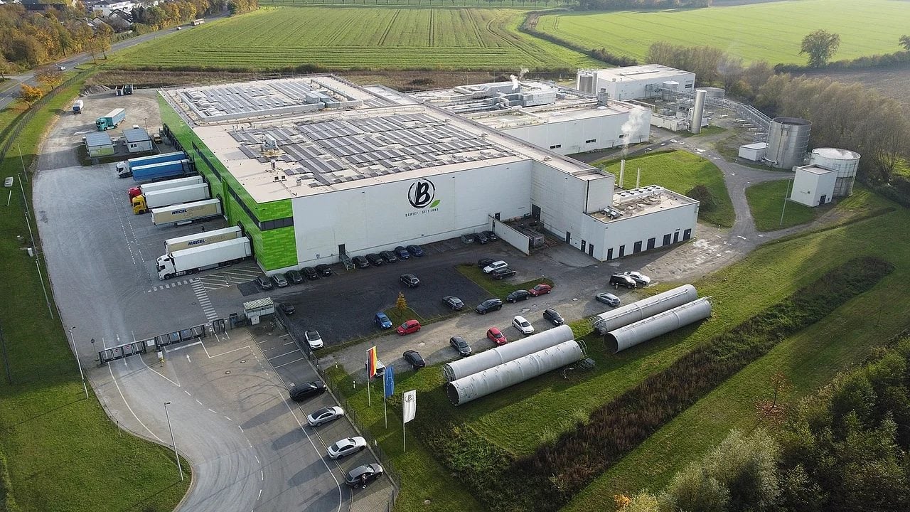 Luftaufnahme des Berief-Werks in Beckum mit Solardach und Lkw-Verladung