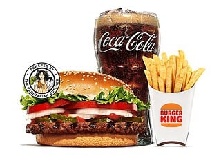 Plant-based Whopper von Burger King mit The-Vegetarian-Butcher-Siegel, dazu Pommes und Cola