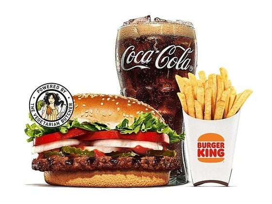Plant-based Whopper von Burger King mit The-Vegetarian-Butcher-Siegel, dazu Pommes und Cola