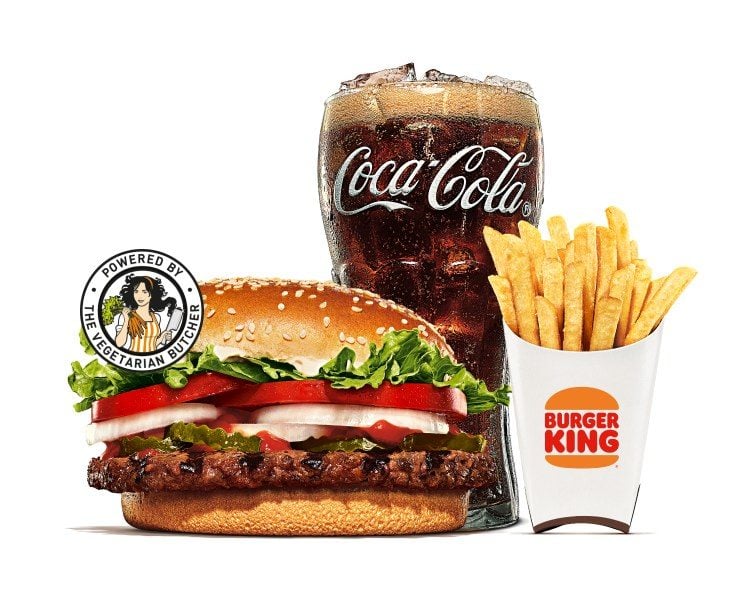 Plant-based Whopper von Burger King mit The-Vegetarian-Butcher-Siegel, dazu Pommes und Cola