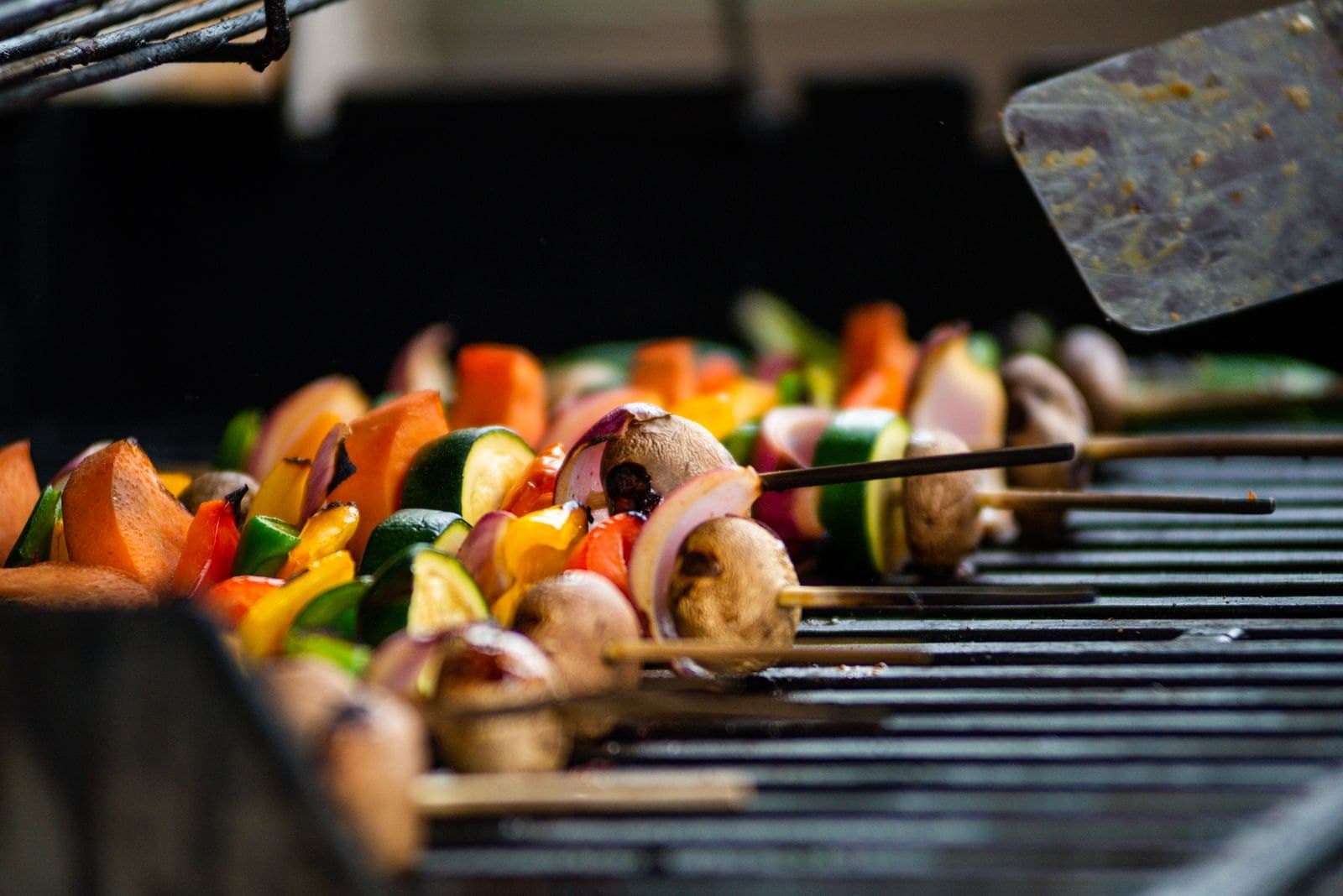 Bunte Gemüsespieße mit Paprika, Zucchini, Champignons und Zwiebeln auf dem Grillrost
