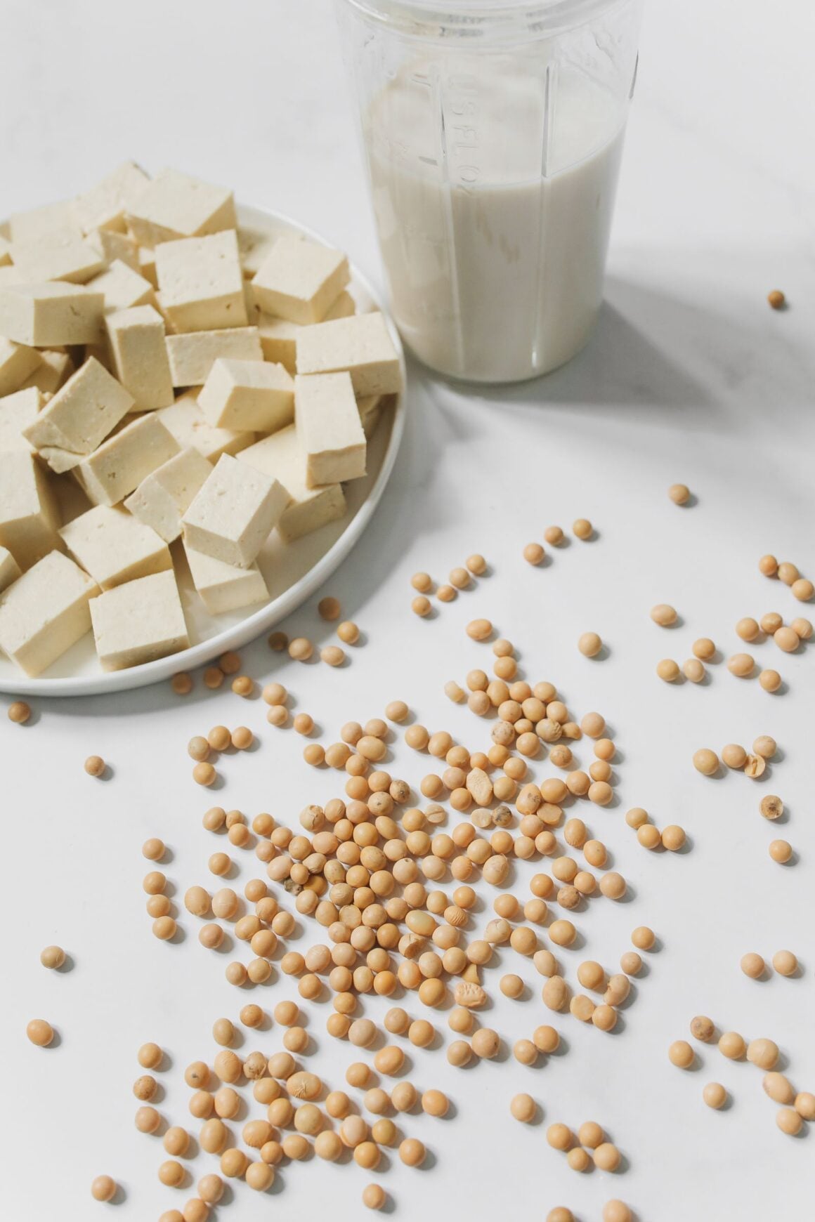 Calcium-Tofu in Würfeln, Sojabohnen und Sojadrink als pflanzliche Calciumquellen