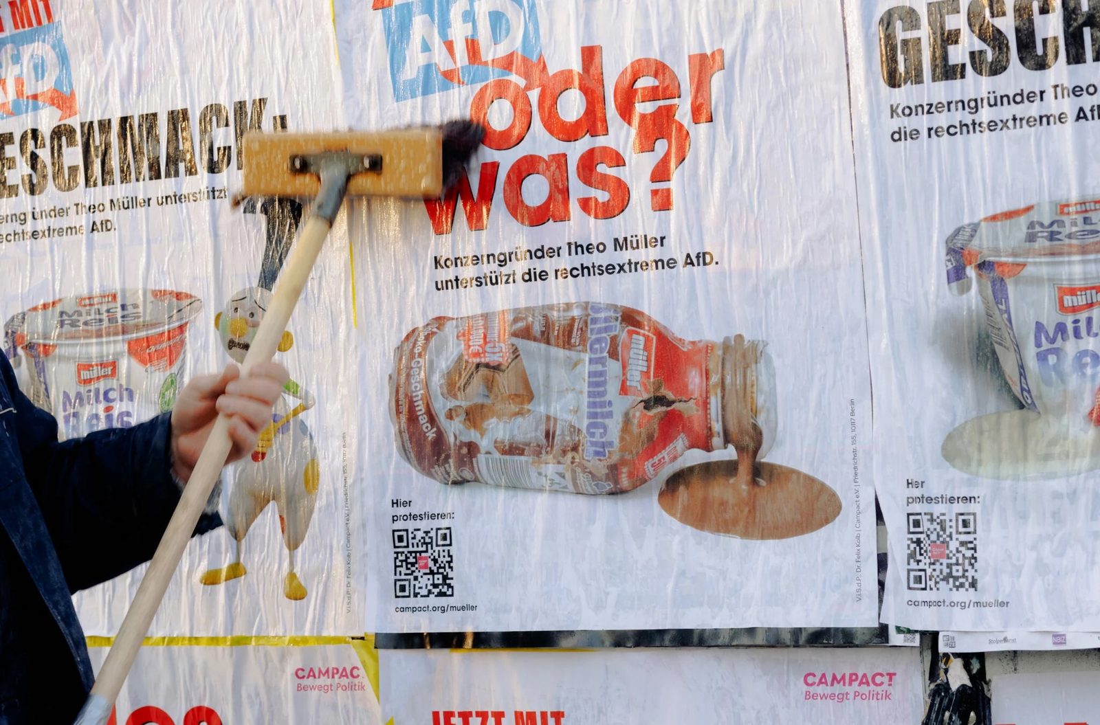 Campact-Plakatwand Alles AfD oder was mit Müllermilch-Motiv wird plakatiert