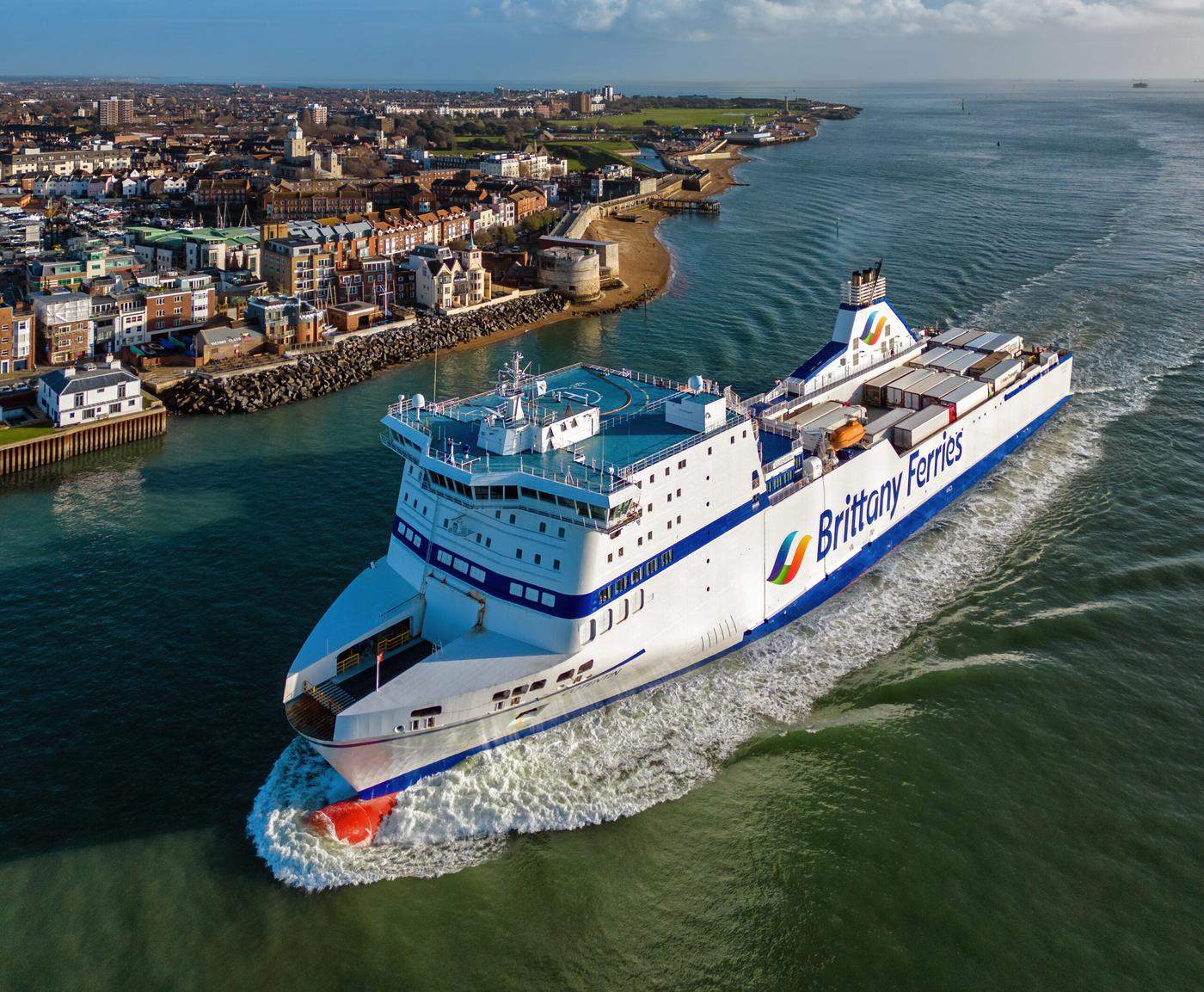 Frachtfähre Cotentin von Brittany Ferries mit Aufliegern an Deck läuft in Portsmouth ein