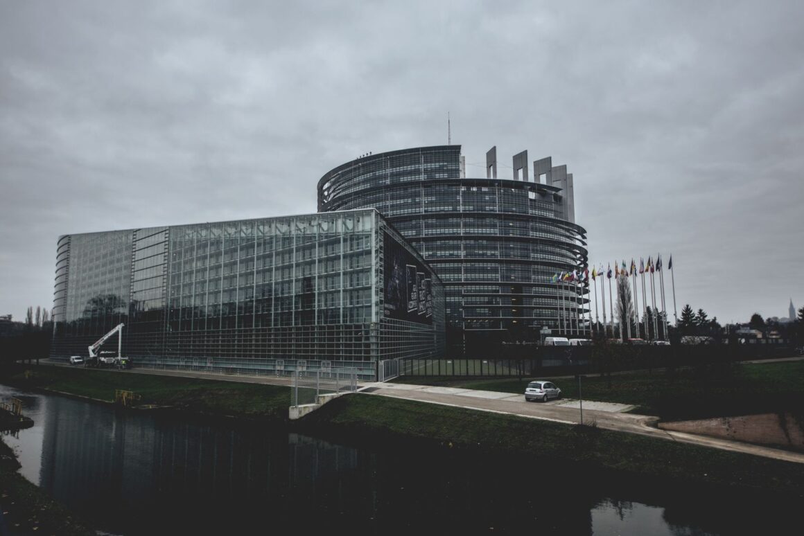 Das Gebäude des Europäischen Parlaments in Straßburg an einem bewölkten Tag