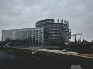 Das Gebäude des Europäischen Parlaments in Straßburg an einem bewölkten Tag