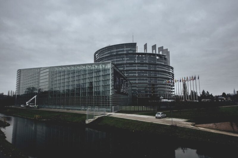 Das Gebäude des Europäischen Parlaments in Straßburg an einem bewölkten Tag