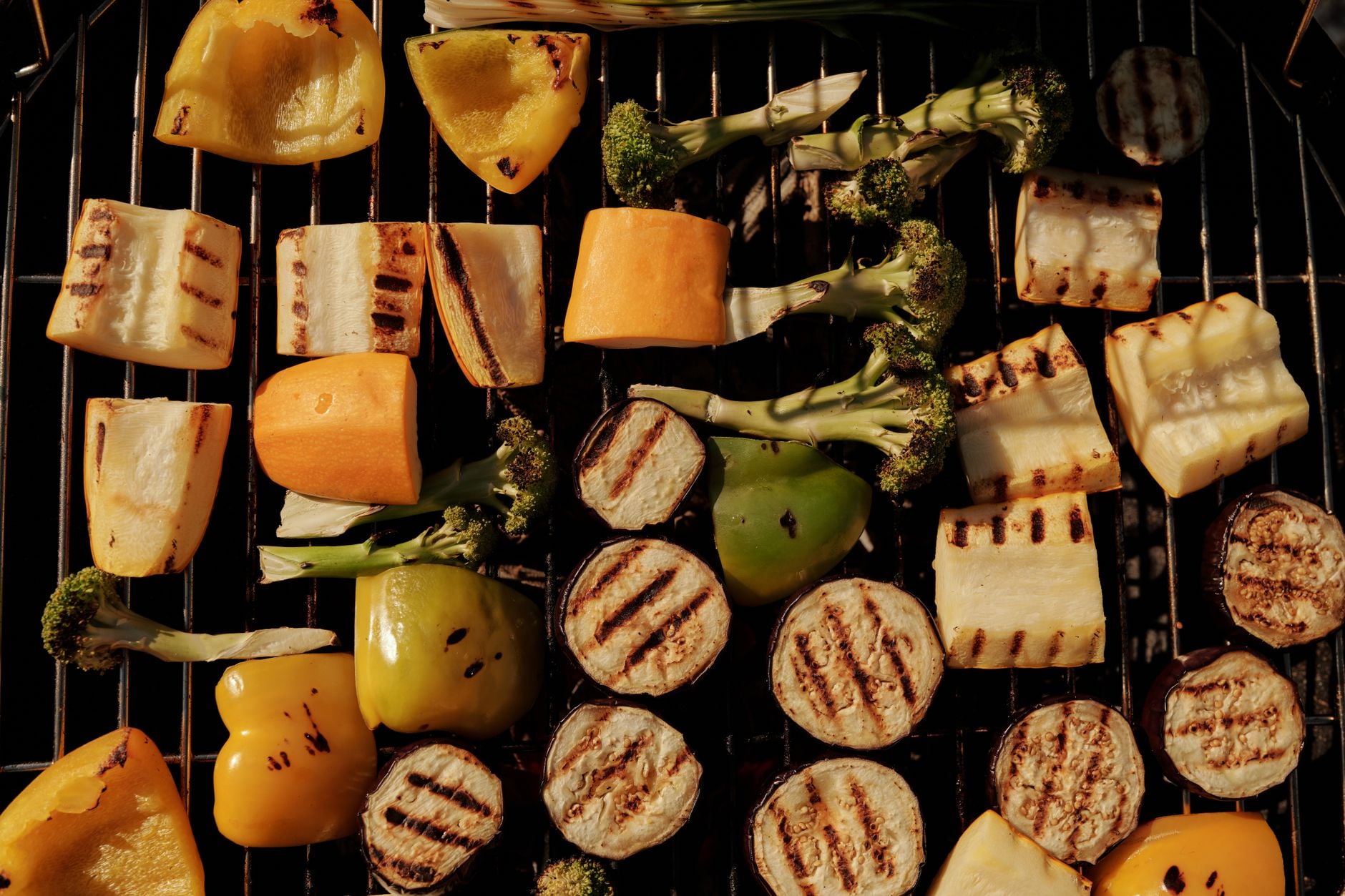 Gegrilltes Gemuese und Spiesse auf einem Grillrost