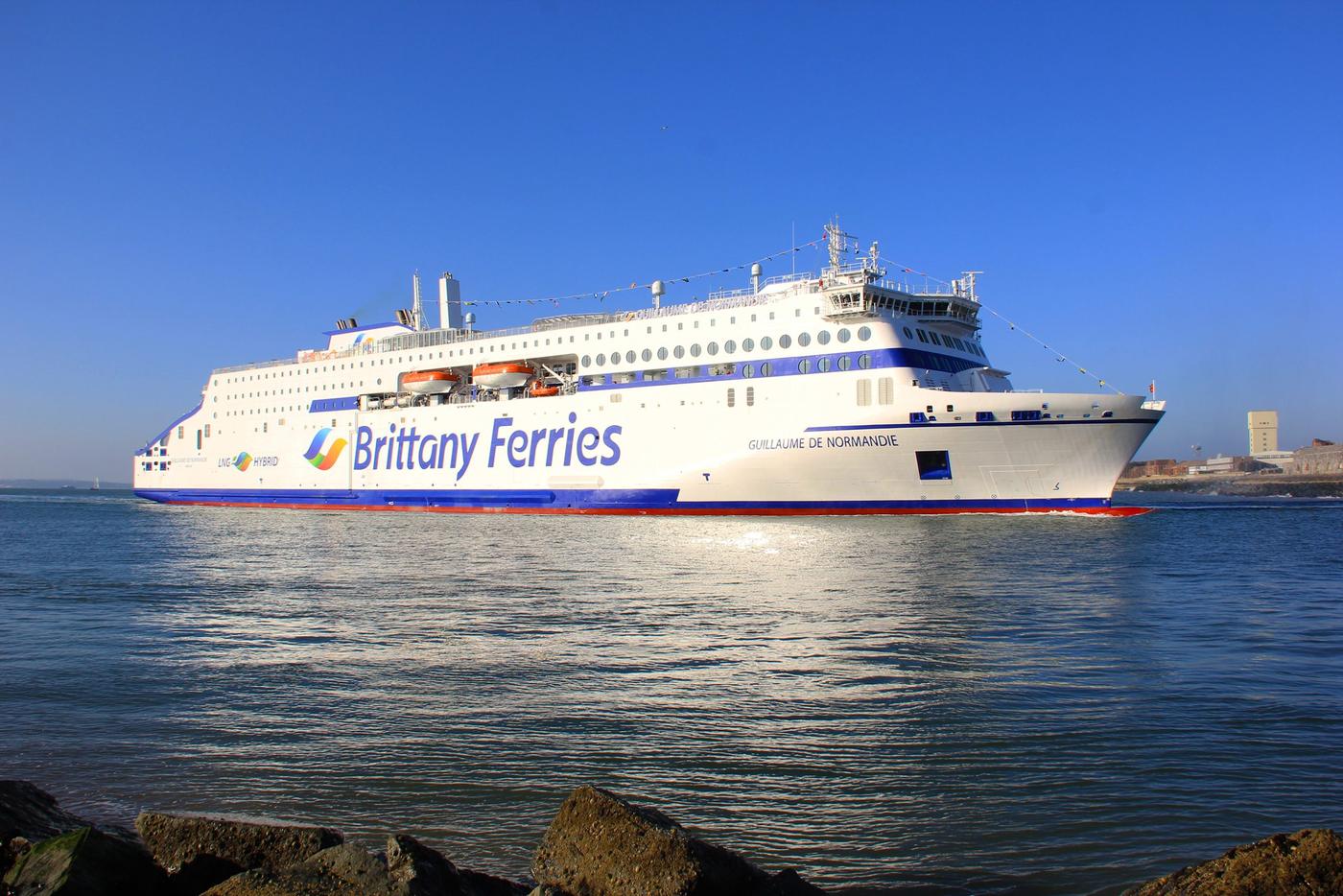 Die Fähre Guillaume de Normandie von Brittany Ferries läuft bei blauem Himmel in den Hafen ein