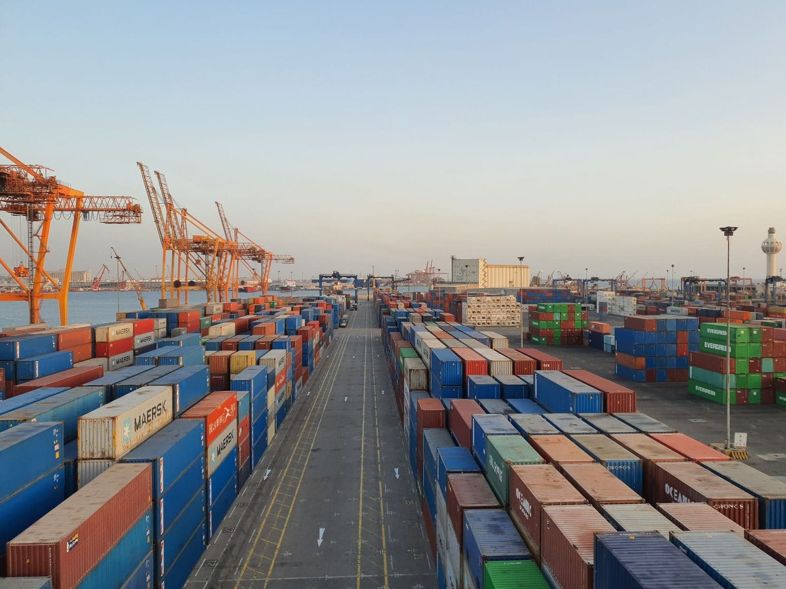 Luftaufnahme eines Containerterminals mit hunderten gestapelten Frachtcontainern