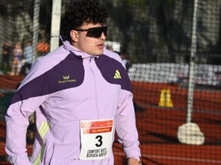 Hammerwerfer Merlin Hummel in Trainingsjacke und Sportbrille bei einem Wettkampf