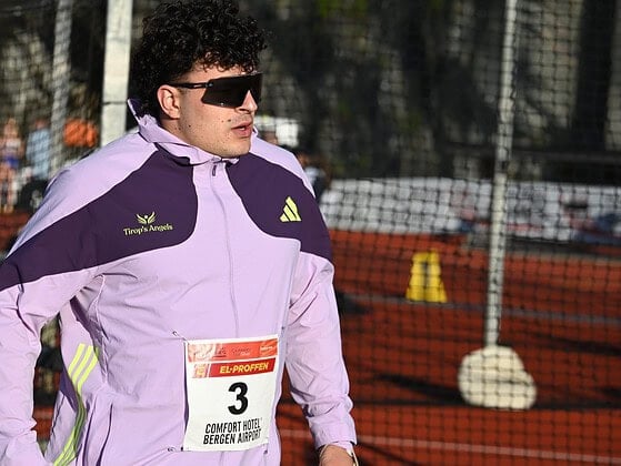 Hammerwerfer Merlin Hummel in Trainingsjacke und Sportbrille bei einem Wettkampf
