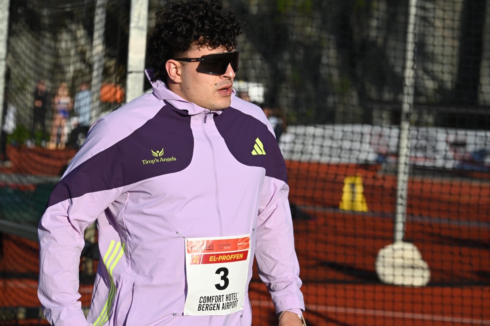 Hammerwerfer Merlin Hummel in Trainingsjacke und Sportbrille bei einem Wettkampf