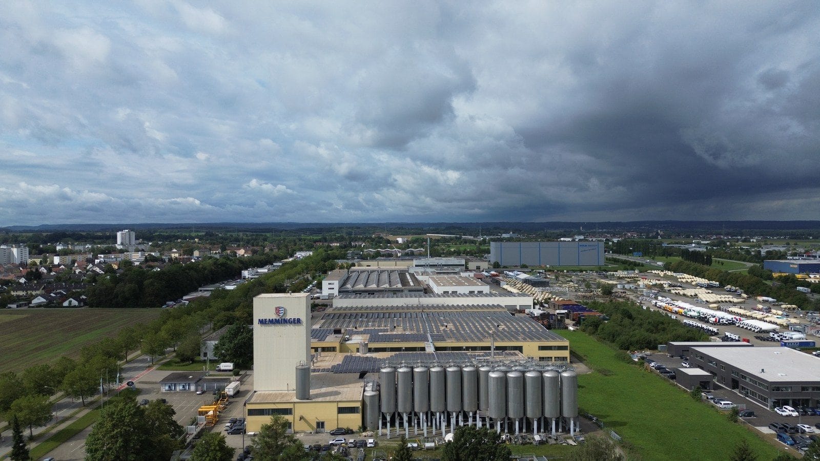 Luftaufnahme des ehemaligen Brauereigeländes in Memmingen, das Planted für die Produktion nutzt