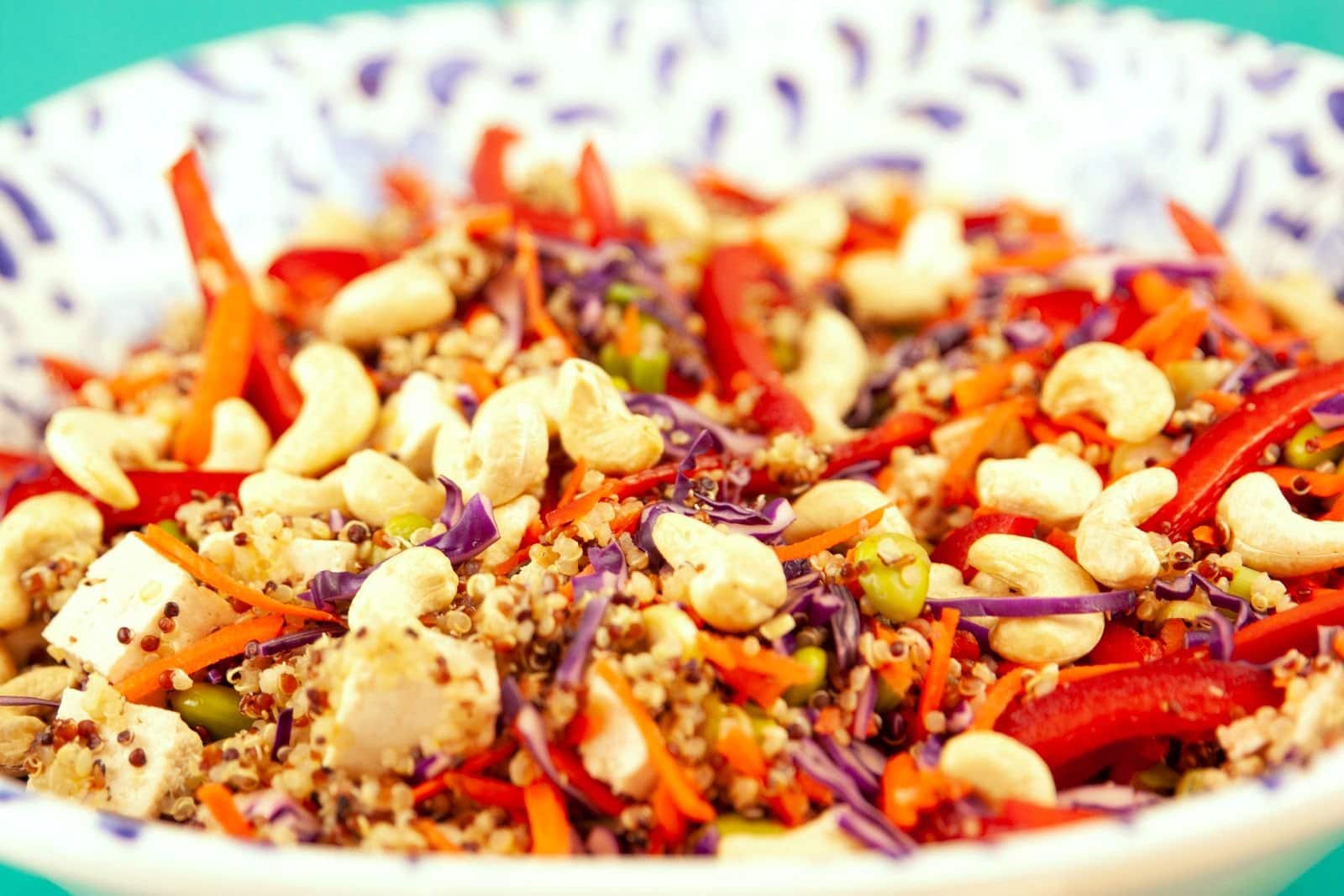 Bunte Quinoa-Bowl mit Paprika, Rotkohl und Cashewkernen