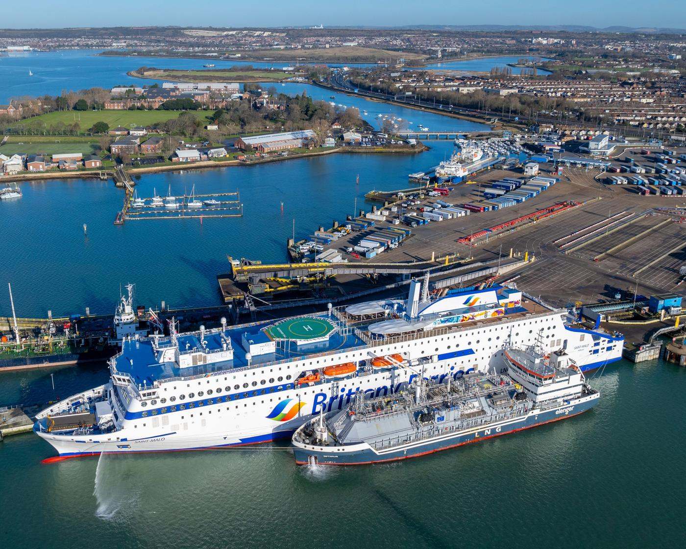 Die Saint-Malo wird im Hafen von einem Bunkerschiff mit LNG betankt, Luftaufnahme