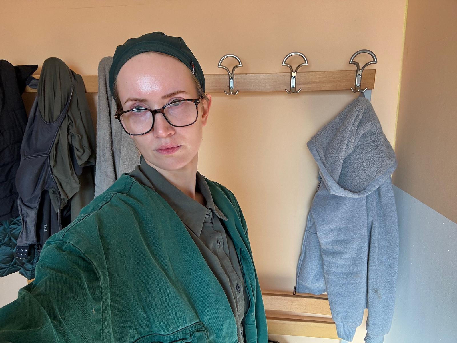 Samara Eckardt in Arbeitskleidung und Kopftuch in einem Umkleideraum während ihres Undercover-Einsatzes