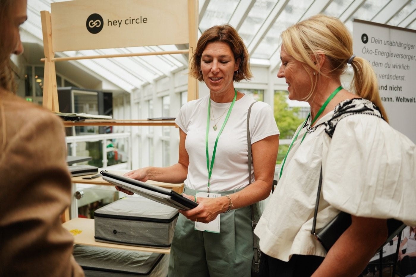 Besucherinnen im Ausstellerbereich des SFT Festivals in München