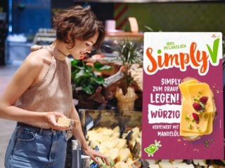 Frau an einer Käsetheke im Supermarkt, davor der Packshot der veganen Simply V Scheiben Würzig