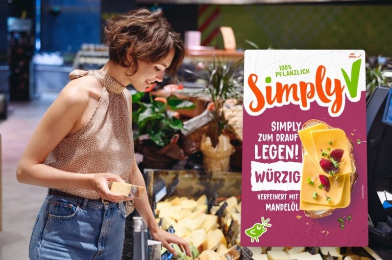 Frau an einer Käsetheke im Supermarkt, davor der Packshot der veganen Simply V Scheiben Würzig