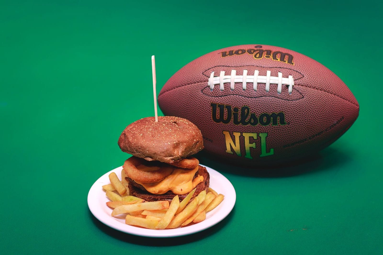 Burger neben einem Fußball auf einem Tisch