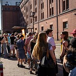 75.000 Schnitzel waren der Anfang: SIRPLUS geht wieder auf Rekordjagd Lange Menschenschlange vor der Berliner Malzfabrik beim Weltrekord im Lebensmittelretten