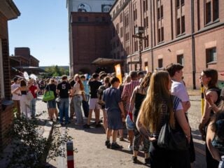 Lange Menschenschlange vor der Berliner Malzfabrik beim Weltrekord im Lebensmittelretten