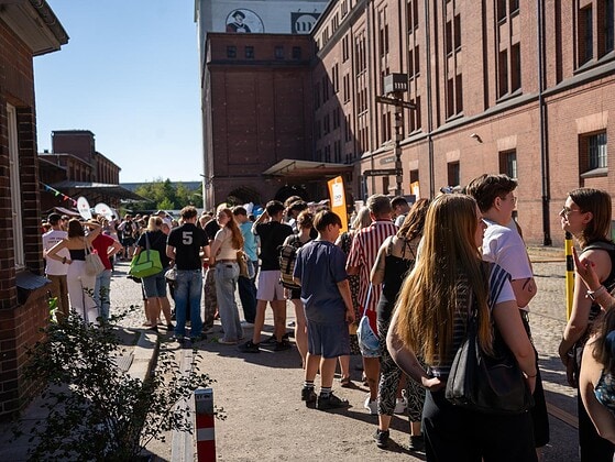 Lange Menschenschlange vor der Berliner Malzfabrik beim Weltrekord im Lebensmittelretten